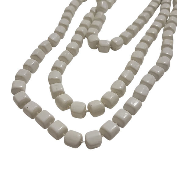 Vintage Jewelry Long Strand Of Chunky White Minimalist Mod Retro Hollow Beads - Picture 3 of 5